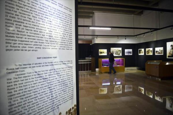 Be cephe ve seferberlik hazrlklarn yanstan 6 kategoride hazrlanan sergide, Harbiye Askeri Mzesi'nin, ariv, depo ve vitrinlerindeki 136 fotoraf ve 110 obje bulunuyor.