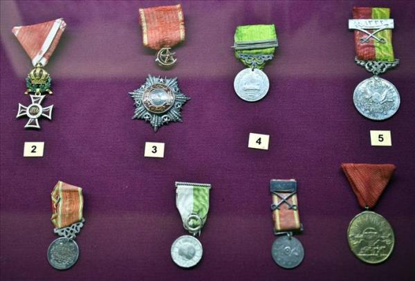 Sergide, sava srasnda ehit olan bir askerin yannda bulunan Kur'an- Kerim ile sava ve askeri malzemeler de dikkati ekiyor.