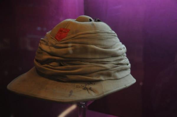 57. Alay tarafndan Korku Deresi'nde bir gece kefinde esir alnan ngiliz Hint subaynn apkas. apkann zerinde 19. Frka Komutan Mustafa Kemal'in imzas yer alyor