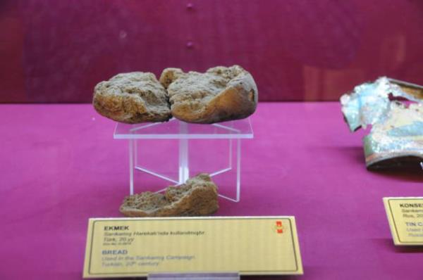 Sarkam Harekat'na katlan askerlerden kalan ve kuruduu iin kflenmeden saklanan 100 yllk ekmek