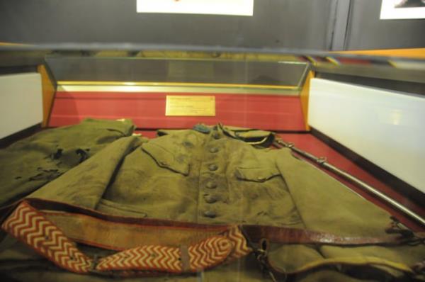 anakkale Sava'nda Anzak karmasn durdurmak amacyla tamam ehit den 57. Alay'n komutan Hseyin Avni Bey'in ehit dtnde zerinde bulunan niformas