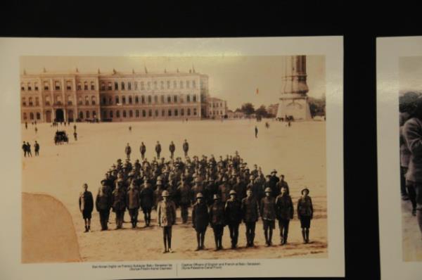 Esir alnan ngiliz ve Fransz subaylar Bab- Seraskeri'de (Bugnk stanbul niversitesi Beyazt Kamps)