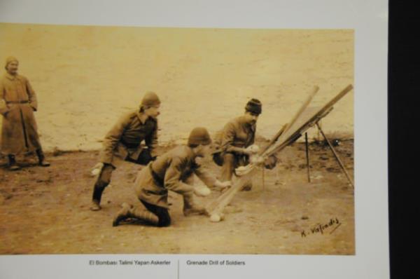 El bombas talimi yapan askerler