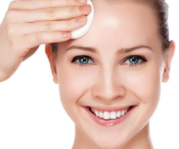 Ya salgs fazla olan kiilerde retinol ierikli rnler ve alfa hidroksi asitli rnlerin aralkl kullanm ile sorunu kontrol altna alabilirsiniz.