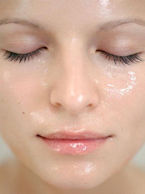 Alfa hidroksi asitli rnler, derinin st katmann hafife soyarak st deriyi uzaklatrmaya yardmc olur.