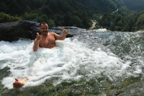 Dik ve tehlikeli alanlarda bulunan havuzlarda yzen vatandalar bir yandan manzarann keyfini karyor, bir yandan da serinliyorlar
