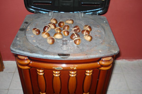 Souk k akamlarnda tm aile bireylerinin etrafna toplanp sohbet ettii, kestane piirdii kmr sobalar yerini zaman iinde farkl tipte stclara brakt.