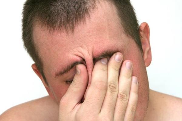 ok iddetli yarm ba ars, gzde kzarklk, alnda terleme, gz kapann dmesi, ba arsnn olduu tarafta burun aknts belirtiler arasnda yer alr.