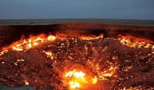 Trkmenistan'da bulunan "Cehennem Kaps" isimli bu kuyudan Metan gazi kt iin 43 yl nce atee verilerek aralksz yanmaktadr.