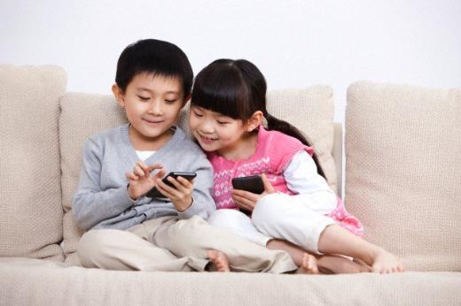 �ocuklar�n Oyunlar� Tehdit Olu�turuyor    Uygulama indirmek tek bir dokunu� ile yap�ld��� i�in �ocuklar da �ok kolay bir �ekilde uygulama indirebiliyor. Sadece bir onaya ba�l� uygulamalar y�ksek faturalara ve telefona vir�s bula�mas�na neden olabiliyor.