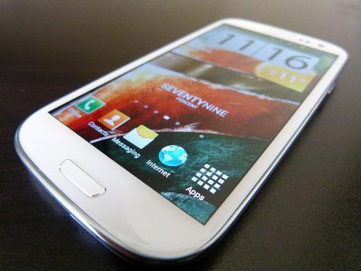 E�er onay verirseniz sistem sizin t�m bilgilerinize ula�abilir ve bunu payla�abilir. ��i d���nda izinler isteyen uygulamalardan ka��n�n. Bir�ok cep telefonu kullan�c�s� basit bir uygulama ile kullan�c�y� �eken uygulamalar� y�kleyerek bu izinleri verdi.