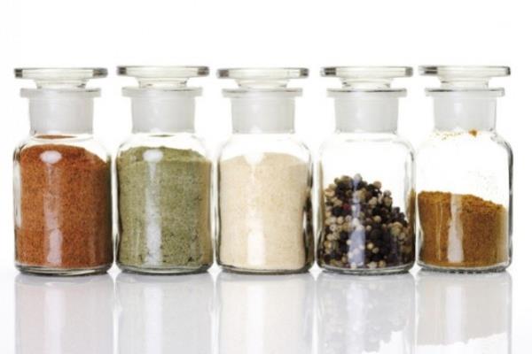 Baharatlarnz ya da pirin, bulgur, tuz, eker gibi gdalarnz mmkn olduunca cam kavanozlarda saklayn. Bylece ilerinde ne olduunu grebilir ve zamandan tasarruf edebilirsiniz. Tabii isterseniz btn kavanozlar tek tek ap iinde ne var diye de bakabilirsiniz.