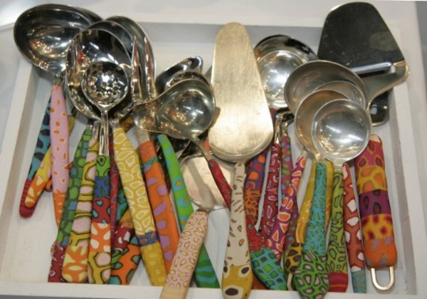 Mutfanzda belirli yerleri belirli iler iin ayrn. rnein yemek hazrlama kesi yapn. Buraya gerekli malzemeleri yerletirin. Piirme kesinde tencere, tavanz bulundurun. Ocaa yakn olmasna dikkat edin. Un, kabartma tozu, eker gibi malzemeleri frnnzn yaknnda tutun. Servis tabaklarn dank deil, tek bir dolapta saklayn.