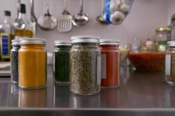 En sk kullandnz kap kaca alt raflara yerletirin. rnein kurabiye kalplarnz st raflara, orba tencerelerinizi ise alt raflara koyun