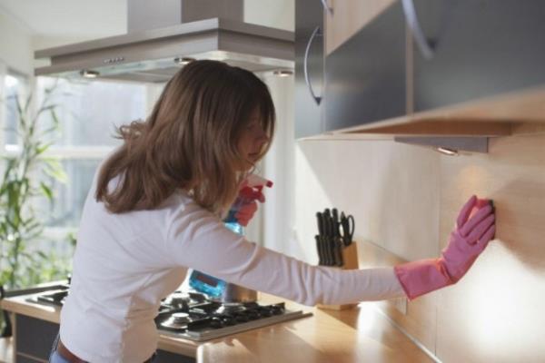 Bir mutfa etkin kullanmann belki de ilk kural temizliktir. Mutfanz temizlemeden evden ayrlmayn. En iyisi yemei yediiniz gibi bulaklar ykamak ya da makineye yerletirmek. Yoksa hem koku hem de ilerisi iin i yknz artacaktr.