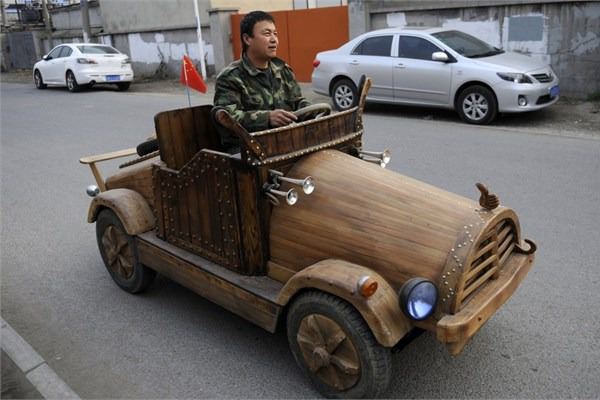 <br><b>Ahşap elektrikli araç</b></br>  Çin Liu Fulong, elektrikle çalışan bu ahşap modeli üretti. Araç saatte 40 km'ye kadar çıkabiliyor.
