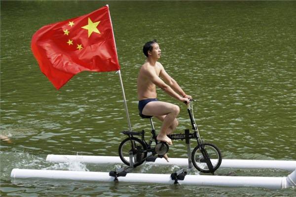 <br><b>"Denizüstü" bisikleti</b></br>  Çin Liu Wanyong, iki boru üzerine yerleştirilen bu bisikletle deniz üzerinde bisiklet sürme keyfi yaşatıyor.