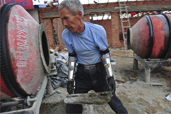 <br><b>Kendi protezini kendi üretti</b></br>  Sun Jifa, 32 yıl önce yaşanan bir dinamit patlamasında kollarını kaybetti. Protez kol alacak parası da yok. Yeğenlerine çelik ve plastikten protez üretmeleri için rehberlik etti ve protez kollar üretildi.