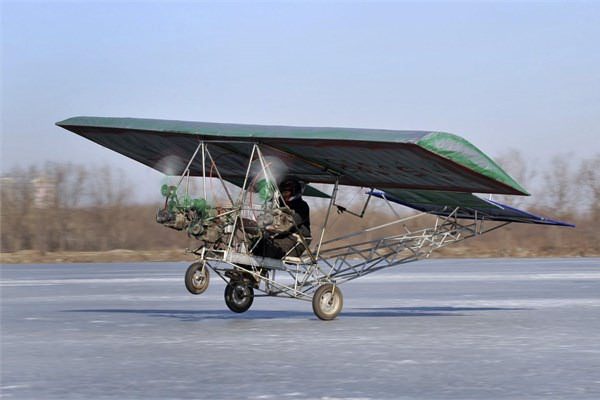 <br><b>Kişisel uçak</b></br>  Otomobil teknisyeni Ding Shilu ve kişisel uçağı