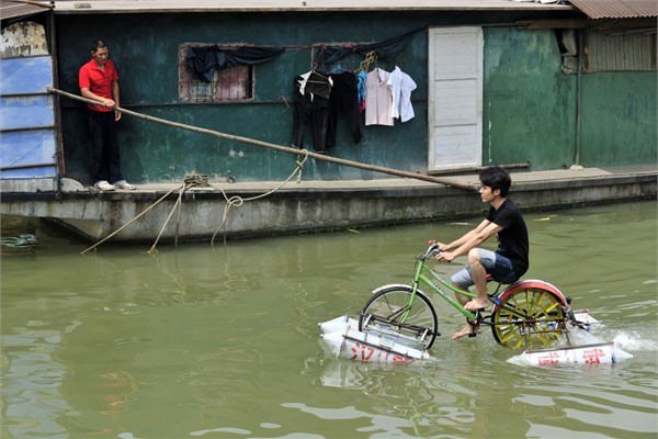 <br><b>Suda giden bisiklet</b></br>  Çinli mucit suda giden bisikletlere çok düşkün
