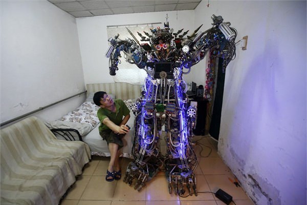 <br><b>Odadan çıkamayan robot</b></br>  Tao Xiangli kendi kendini eğitmiş, herhangi bir eğitim almamış bir mucit. İkinci el pazarından aldığı parçalarla insan hareketleri sergileyebilen robotu icat etti ama tek bir sıkıntısı var. Robot bittikten sonra odasının kapısından çıkarılamayacak bir hal aldı. Toplam maliyeti 45 bin dolar bile değil.