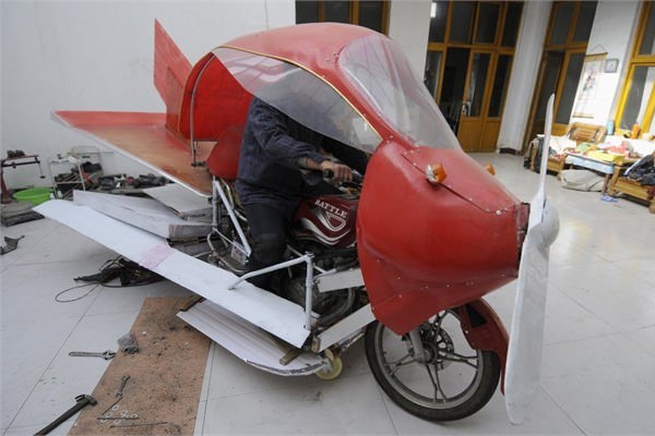 <br><b>El yapımı uçak</b></br>  Çin mucit Zhang Xuelin, kendi kendine ürettiği uçağını test etmek için bekliyor.