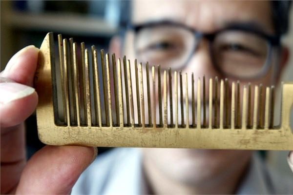 <br><b>Diş fırçası gibi tarak</b></br>  Çinli mucit dış fırçası mantığında içiçe geçmiş dişlerden normal tarakların iki katı büyüklüğünde bir tarak icat etti.