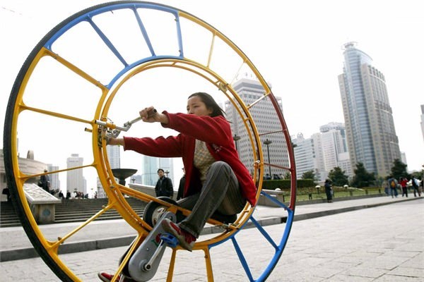 <br><b>Tek tekerlekli bisiklet</b></br>  Çinli mücit Li Yongli dünyanın tek "tek tekerlekli bisikletini" 8 Şubat 2004'te üretti. Çin'de kullanmaya başlayanlar bile var.