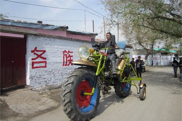 <br><b>Dev motosiklet</b></br>  Abulajon adlı kişi bu 2,3 metre uzunluğundaki dev motosikleti toplam 1300 dolara mal etti.
