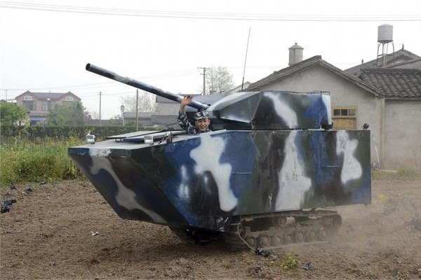 <br><b>Ev yapımı tank</b></br>  Çin ordusunun eski askerlerinden ve aynı zamanda çiftçi olan bu asker, 6 bin 450 dolar harcayarak kendine özel bir tank üretti.