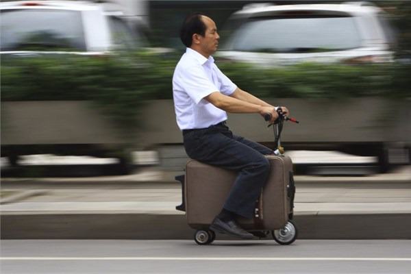 <br><b>Elektrikli "bavulsiklet"</b></br>  He Liang, elektrikle çalışan bavul ve motosiklet karışımı icatı ortaya çıkarmak için on yıl çalıştı. Saatte 19 km hıza çıkabiliyor.