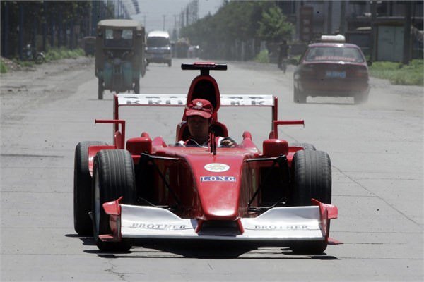 <br><b>El yapımı F1 aracı</b></br>  Zhao Xiuguo, 2006'da el yapımı bir Formula 1 aracı yaptı.