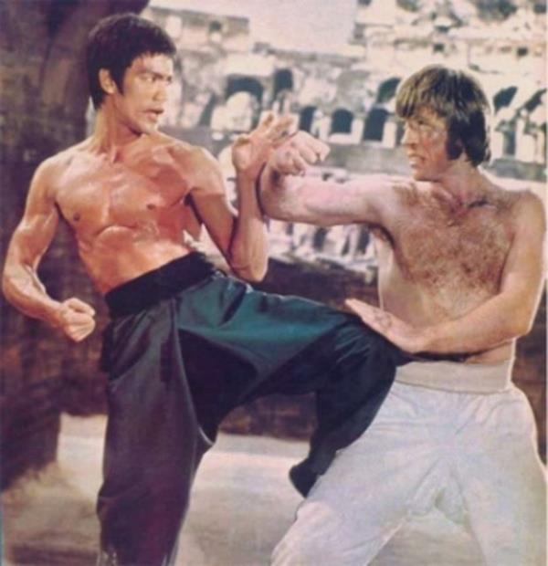 Bruce Lee?nin hareketleri o kadar hzlyd ki, imdiki tekniin aksine onun filmlerinde "Slowmotion" yani ar ekim teknii kullanlrd ki hareketleri grlebilsin.