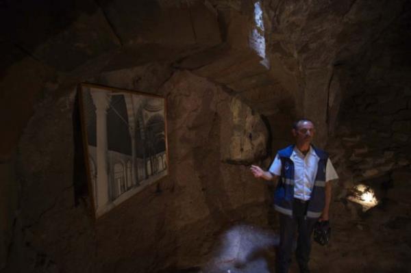 3 katl evin gnll rehberliini ise beldenin pek ok iine koan tek zabta memuru Mustafa zelik (43) yapyor.