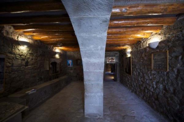 Bu yer altndaki mekanlar tm evlerimizin altnda mevcut. Mimar Sinan`n eserlerinin resimlerini ve baz eyalar burada sergiliyoruz.