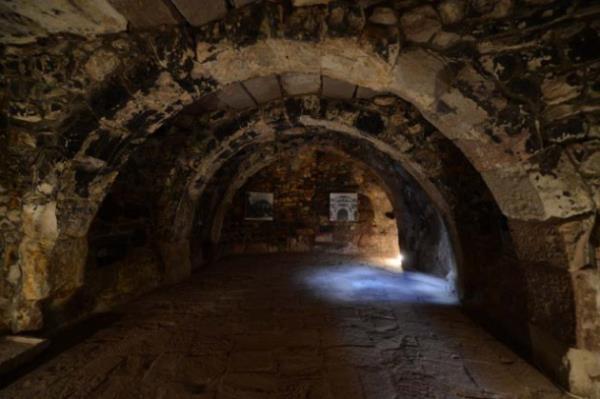 Burada bir ailenin yaam alannn yan sra mahzen ya da yer alt ehri denilen blm var. Hayvanlarn konulduu aln bulunduu, yiyeceklerin sakland kimi zaman dmandan korunmak iin kullanlan bir yer alt ehrinden sz ediyoruz.