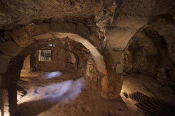 "Yaklak 3 yl nce EKL Vakf Bakan Prof. Dr. Metin Szen`in nclnde ve kentimizdeki dier kurumlarn katklaryla ev restore edildi. Kaytlarda evin 1400`l yllarda yapld yer alyor.