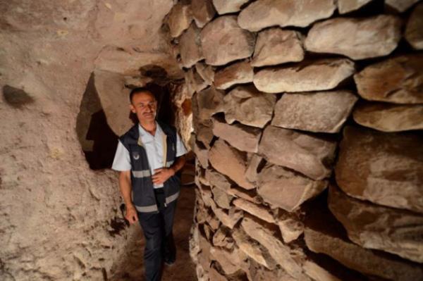 "Koca Sinan" olarak anlan ve lmnn zerinden yzyllar gemesine ramen brakt mimari eserleriyle anlan Mimar Sinan`n Kayseri`nin Arnas beldesindeki doduu evin tantmn beldenin tek zabtas gnll olarak yapyor