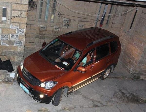 Fotorafn viral olmasnn ardndan sosyal medya kullanclar Chen'i soru bombardmanna tuttu.