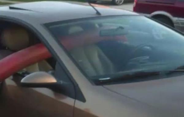 Amerika'nn neresinde ekildii belli olmayan fotoraflarda yangn musluunun nne park etmi bir ara grlyor.