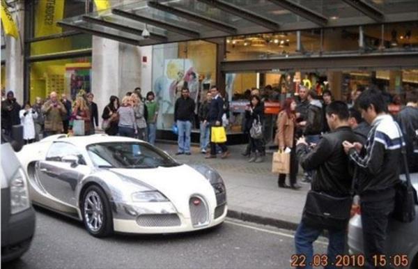 Multi milyonerler lks arabalarn sokaa park edip gidiyor. Yaklak 1.2 milyon sterlinlik (2.3 milyon YTL) bu arabalar zaman zaman yanl park cazas alyor. Bu ilgin anlar sokaktan geen vatandalar tarafndan kayt altna alnyor.