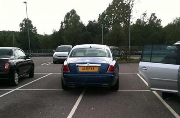 Lks ara sahiplerinin zellikle de engelli park blgelerine iki otomobil yeri kaplayacak ekilde park etmesi dikkat ekiyor.