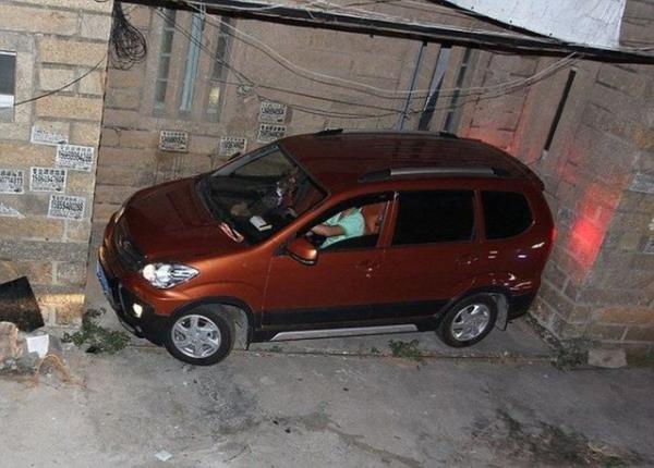 Birazck ofrlk bilen herkes, paralel park etme konusunda ne kadar yetenekli olduu konusunda umarszca hava atar. Ama 31 yandaki Chen Zhongliang'n bu konuda ciddi bir yetenei var.