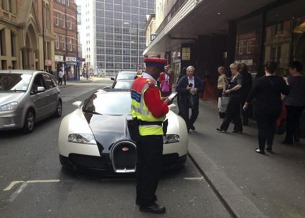 Dnyann en pahal arabas Bugatti Veyron sahibi bir adam, arabasn yenl yere park edince ceza yedi.