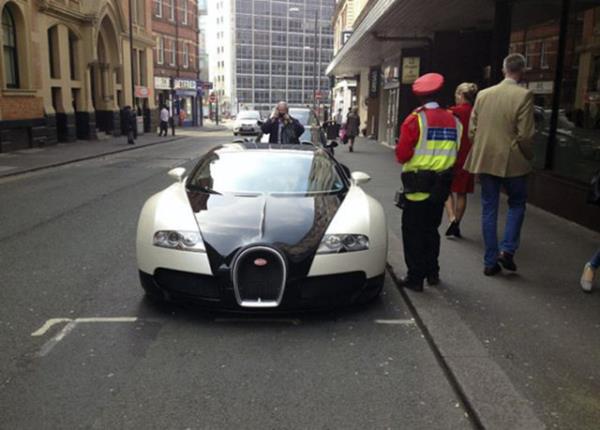 Trafik grevlisi 1 milyon sterlinlik fiyatyla dudak uuklatan araca, 60 sterlin'lik cezay kesti.