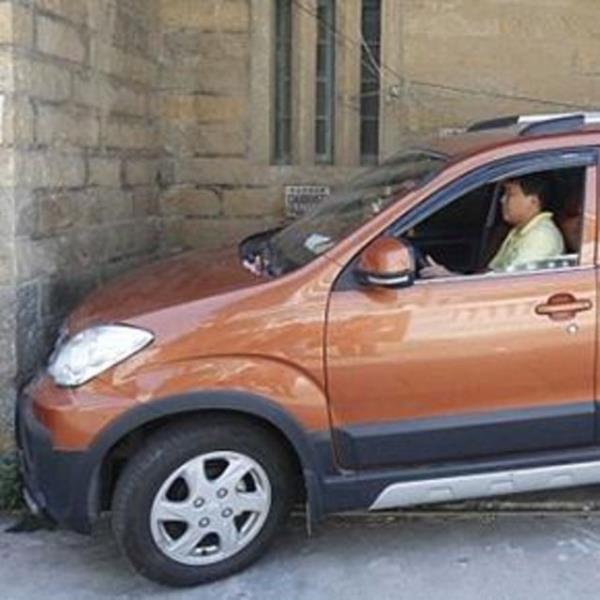 Her ey birka gn nce sosyal medyada yaylan bir fotorafla balad.Daily Mail?in haberine gre civardaki birisi, Chen?in park ettii bir arabann fotorafn ekti ve sosyal medyada paylat.