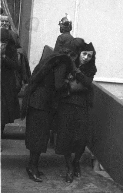 Atatrk'e son grev iin Dolmabahe Saray'na gelen ve gzya dken yurttalar.