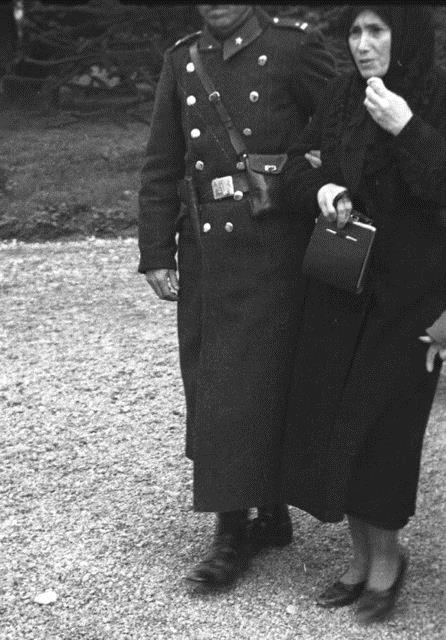 Atatrk'n Dolmabahe Saray'ndaki naa nnden sayg geii yapan yurttalar gzyalar iinde son grevlerini yerine getirilii grlyor.