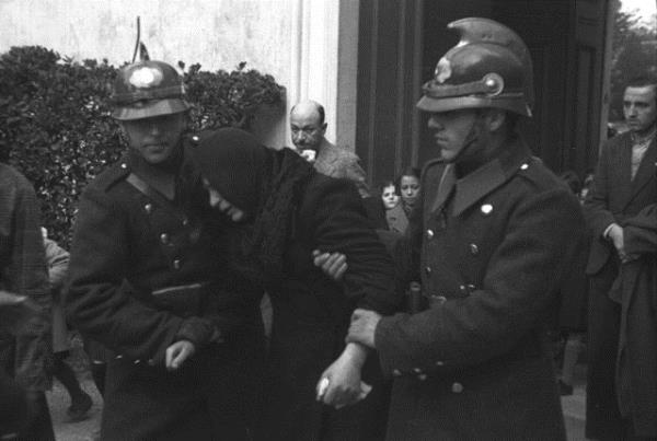 Atatrk'n Dolmabahe Saray'ndaki naa nnden sayg geii yapan yurttalar gzyalar iinde son grevlerini yerine getirilii grlyor.