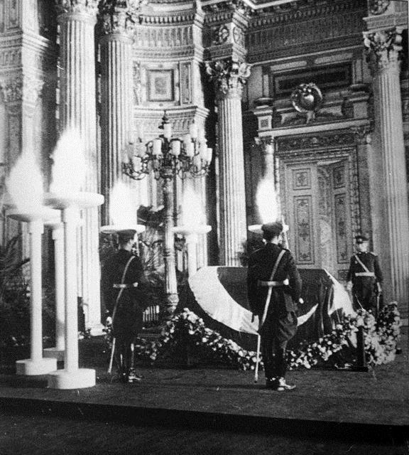 Atatrk'n cenazesi Dolmabahe Saray tren salonunda katafalkta grlyor.